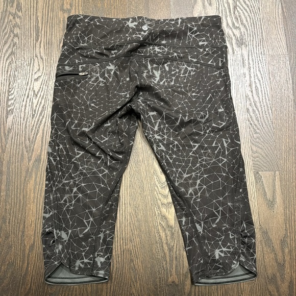 lulu lemon cropped - size 10 - Picture 2 of 3